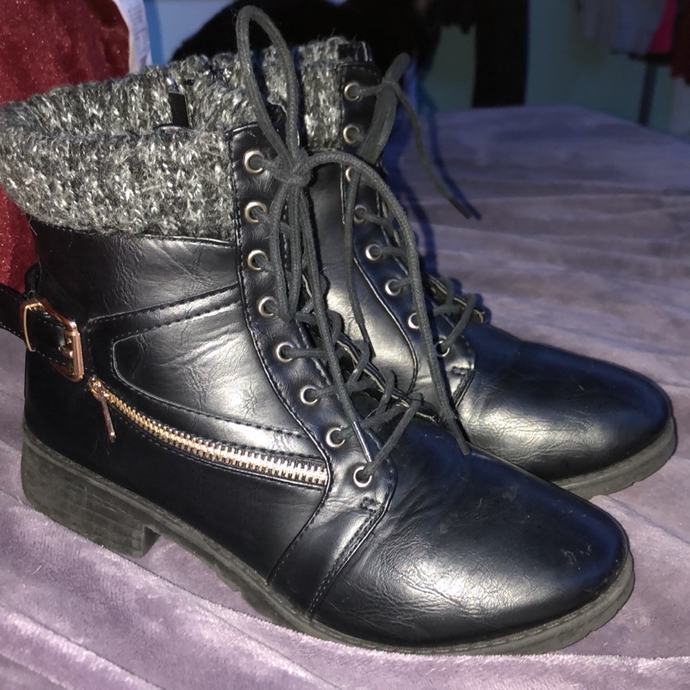 Adorable black and gold boots 🥾!